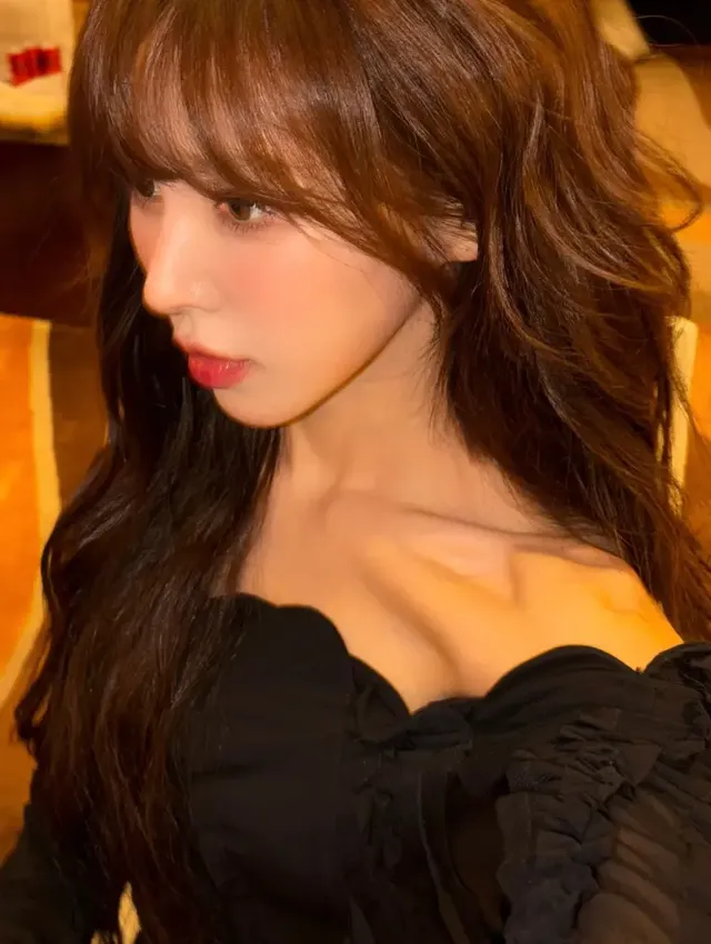 은은한 조명 아래 우아한 블랙 드레스와 파란 하이힐로 시크한 매력을 발산하는 웬디의 모습. /사진=웬디 인스타그램