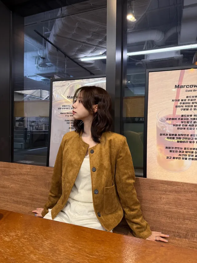 이여름이 '29 Sweet House' 앞에서 포근한 브라운 스웨이드 재킷과 아이보리 셋업으로 가을 톤온톤 룩을 선보이고 있다. /사진=이여름 인스타그램