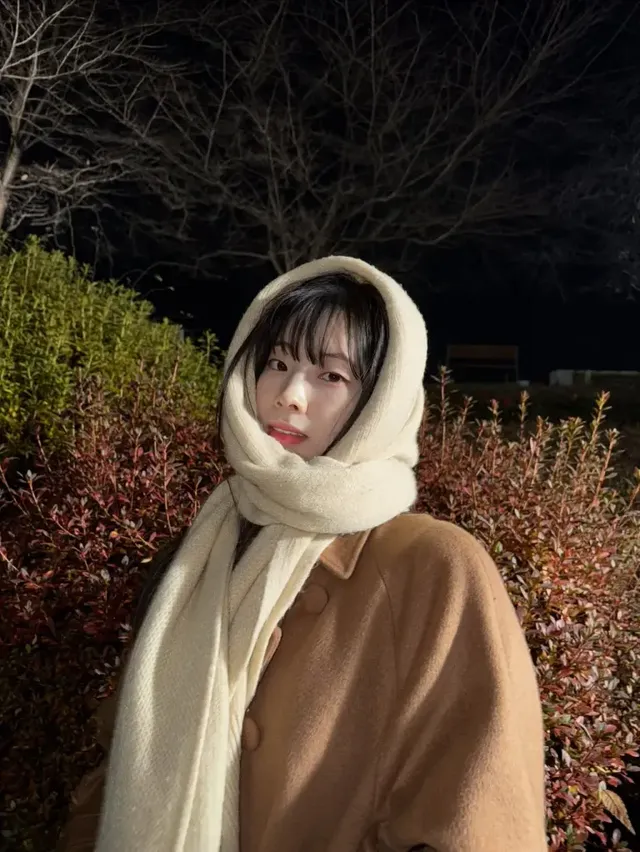 다현이 밤 풍경 속에서 크림빛 스카프로 얼굴을 감싸고 따뜻한 겨울 분위기를 연출하고 있다. /사진=다현 인스타그램