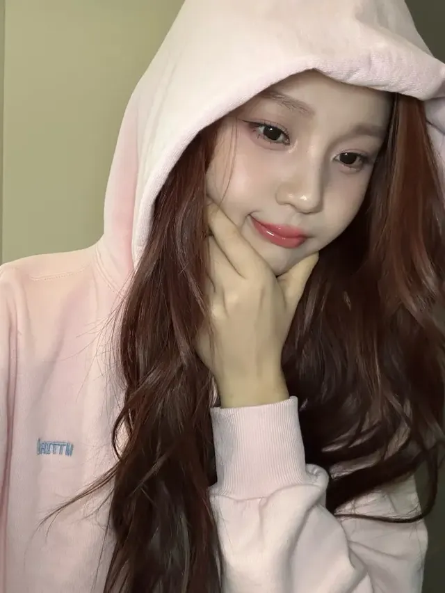 은은한 조명 아래 핑크 후드와 함께 편안한 일상을 즐기는 엄지의 모습이다. /사진=엄지 인스타그램