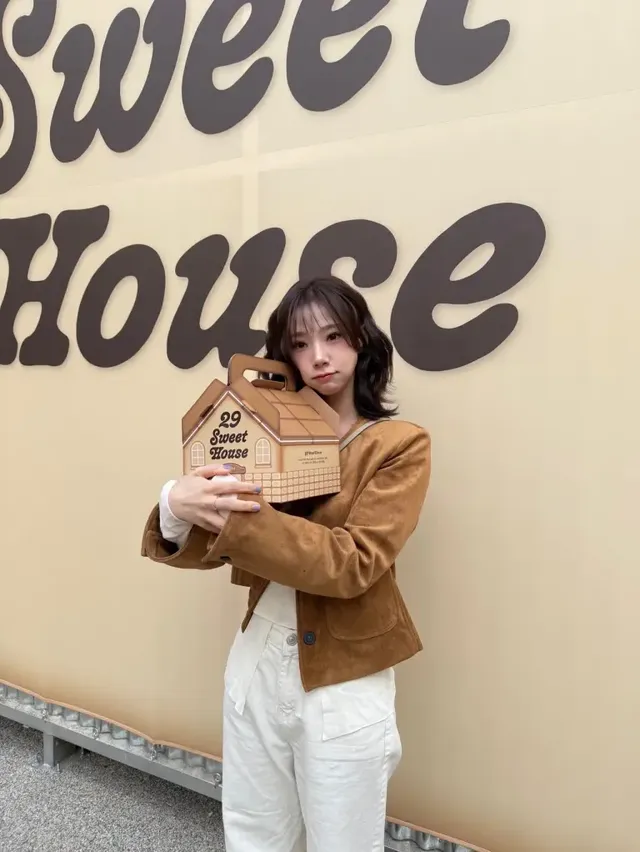 따뜻한 우드 톤 공간에서 아이보리 와이드 팬츠와 상의로 편안하면서도 세련된 톤온톤 코디를 완성한 이여름. /사진=이여름 인스타그램 