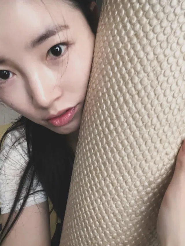 [캡션2] 매트에 기대어 부드러운 자연광 아래 고요하고 담백한 무드를 연출한다. /사진=유승옥 인스타그램