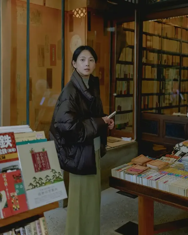 윤승아가 조용한 골목길을 배경으로 포근한 패딩 스타일을 선보이는 모습. /사진=윤승아 인스타그램