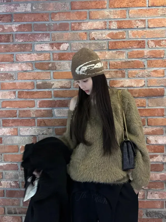 강혜원이 벽돌 담장을 배경으로 섬세한 톤온톤 스타일링을 선보이며 깊은 여운을 남긴다. /사진=강혜원 인스타그램 