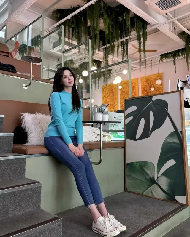 하늘색 니트를 착용한 이유빈이 밝은 표정으로 일상 속 여유로운 한때를 즐기는 모습이다. /사진=이유빈 인스타그램