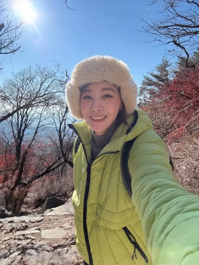 유인영이 북한산 정상에서 밝은 라임 컬러 패딩으로 산뜻한 겨울 산행 룩을 선보이고 있다. /사진=유인영 인스타그램