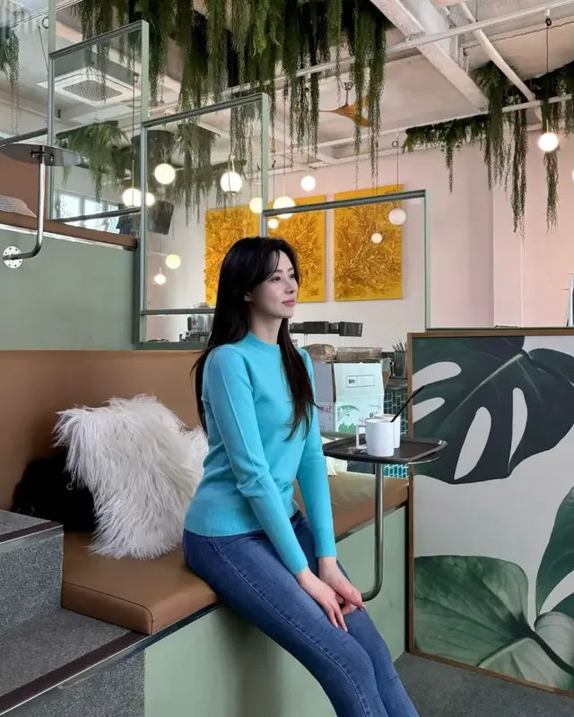 실내 공간에서 이유빈이 카메라를 응시하며 자연스러운 포즈를 취하고 있다. /사진=이유빈 인스타그램