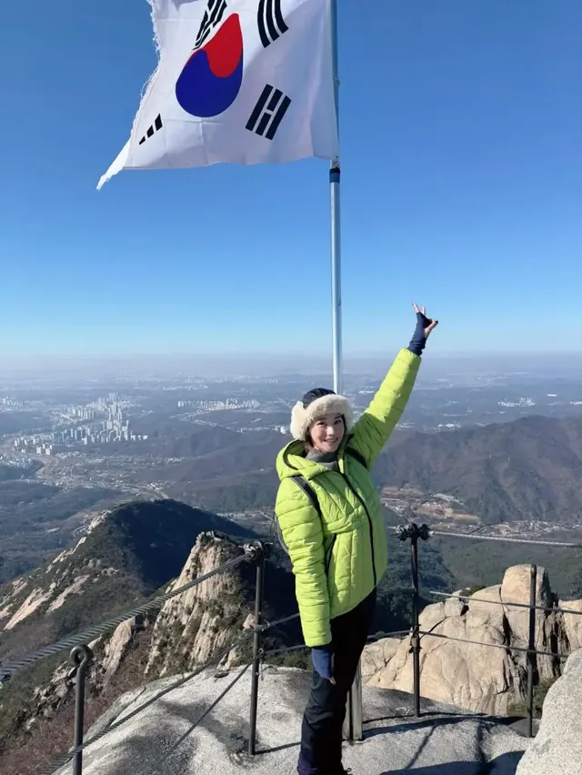 유인영이 북한산 정상에서 밝은 라임 컬러 패딩으로 산뜻한 겨울 산행 룩을 선보이고 있다. /사진=유인영 인스타그램