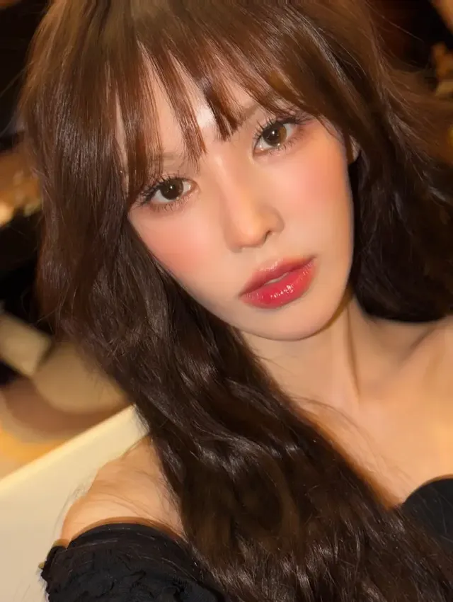 쇄골 라인을 강조한 블랙 오프숄더 드레스와 자연스러운 웨이브 헤어가 돋보이는 웬디의 측면 실루엣. /사진=웬디 인스타그램