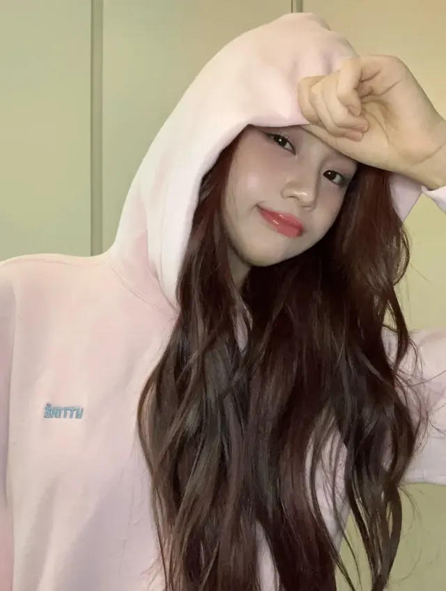 긴 웨이브 헤어가 부드러운 실루엣을 완성하며 엄지만의 청초한 분위기를 더하고 있다. /사진=엄지 인스타그램