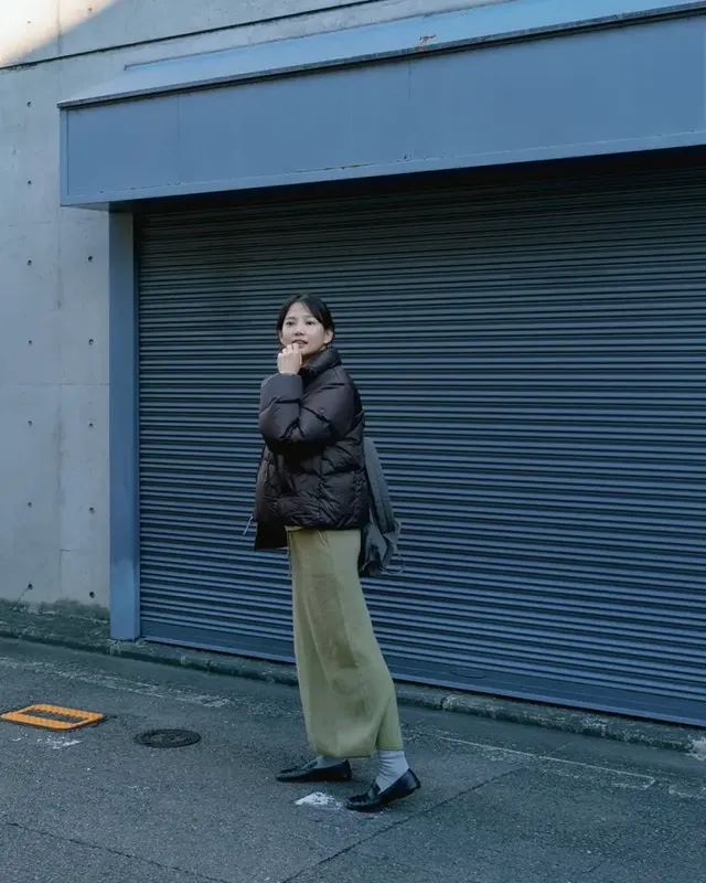 오래된 서점 앞에서 차분한 카키 롱스커트와 브라운 패딩을 매치하여 겨울 분위기를 연출한 윤승아. /사진=윤승아 인스타그램