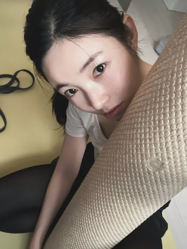 요가 매트 위에 앉아 브이 포즈를 취하며 건강미 넘치는 홈트레이닝 룩을 선보인다. /사진=유승옥 인스타그램