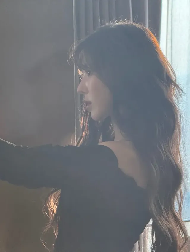 블랙 드레스에 강렬한 대비를 이루는 크리스찬 루부탱의 파란색 하이힐이 룩에 생동감을 더한다. /사진=웬디 인스타그램