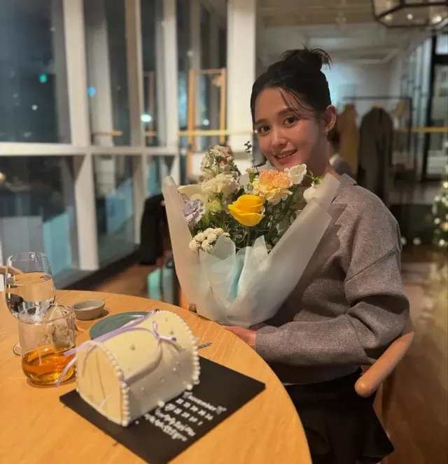 남보라가 생일 케이크 앞에서 환한 미소를 짓고 있다. /사진=남보라 인스타그램