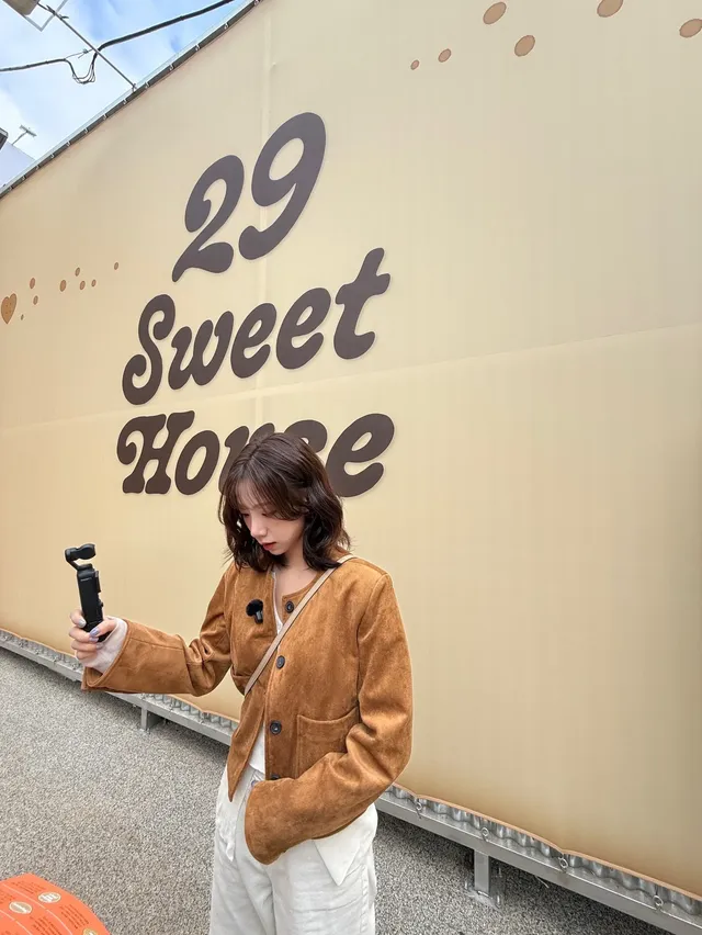 [캡션2] 자연스러운 어깨 라인과 여유로운 소매가 돋보이는 브라운 스웨이드 재킷으로 감성적인 가을 분위기를 연출한 이여름. /사진=이여름 인스타그램
