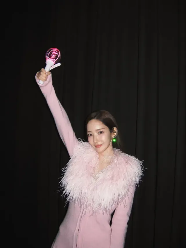 무대 백스테이지에서 라이트스틱을 들고 핑크 퍼 카라 니트 원피스로 로맨틱한 매력을 발산하는 박민영. /사진=박민영 인스타그램