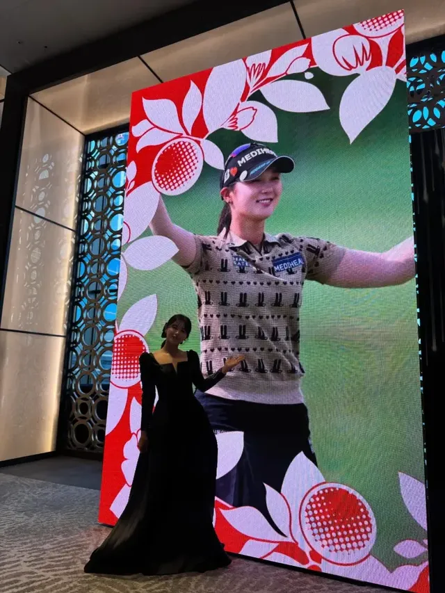 2025 KLPGA 대상 시상식’ 현장의 박현경이 클래식한 드레스로 레드카펫 룩의 정석을 보여준다. /사진=박현경 인스타그램