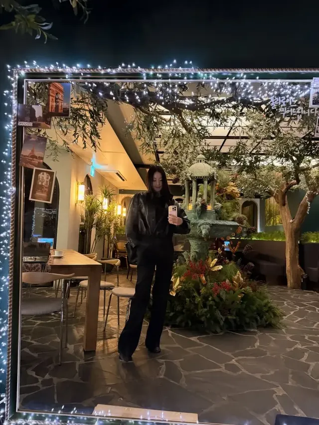 [캡션2] 올블랙 레더 재킷과 와이드 팬츠로 시크한 겨울 패션을 완성한 김사랑의 전신 모습이다. /사진=김사랑 인스타그램