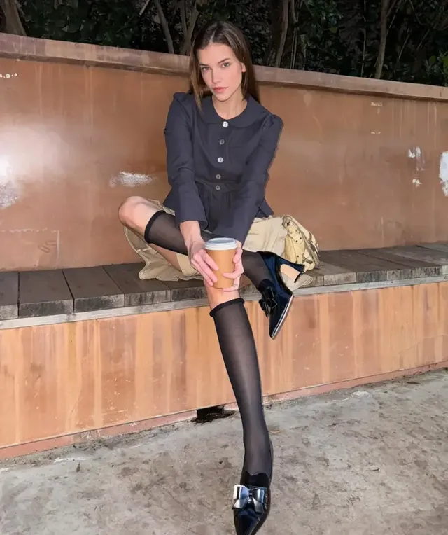 바바라 팔빈이 네이비 블라우스와 베이지 플리츠 스커트를 매치해 미니멀 클래식 룩을 선보였다. /사진=바바라 팔빈 인스타그램