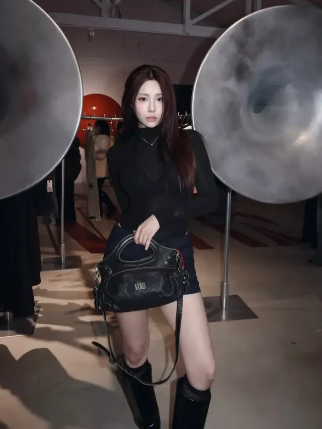 블랙 레더백과 광택 있는 롱부츠로 스타일의 깊이를 더하며 포즈를 취하는 이효림의 모습. /사진=이효림 인스타그램