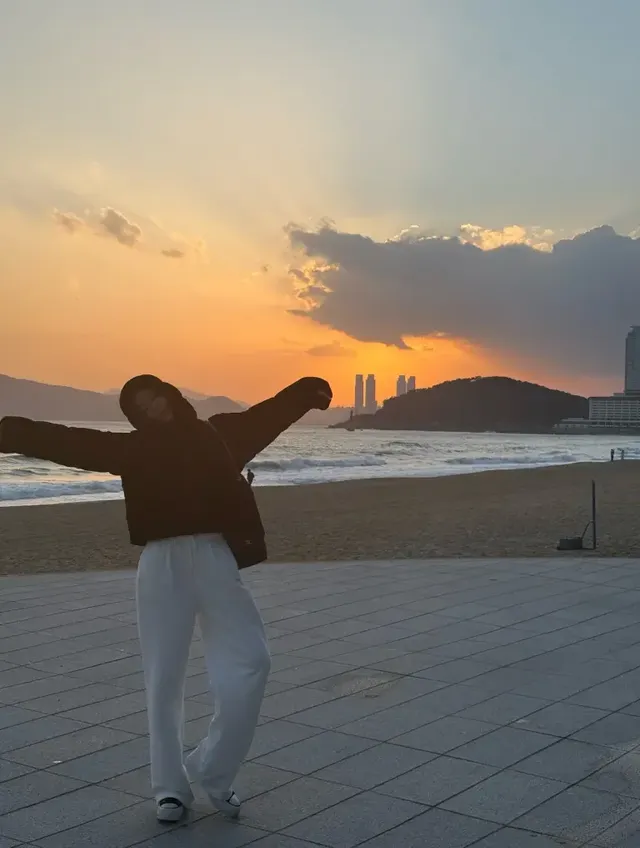 [캡션2] 듀베티카 블랙 벨벳 패딩과 화이트 와이드 팬츠로 시크하면서도 포근한 겨울 바다 스타일을 완성한 모습이다. /사진=기은세 인스타그램