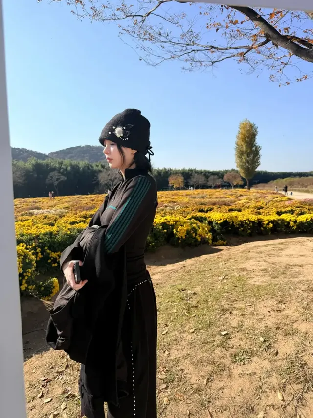 도시의 밤거리에서 신수현이 루즈핏 코트와 볼캡을 매치하여 시크한 스트리트 무드를 연출하고 있다. /사진=신수현 인스타그램