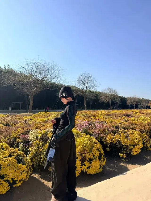 클로즈업된 신수현의 블랙 니트 비니는 진주와 비드 자수로 장식되어 우아하면서도 유니크한 스타일을 완성한다. /사진=신수현 인스타그램