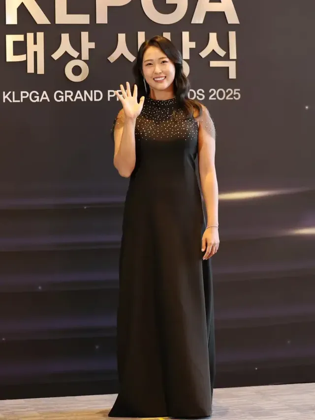 KLPGA 그랜드 프리 시상식에서 고혹적인 블랙 롱 드레스 자태를 뽐내는 김민주 프로의 모습. /사진=김민주 인스타그램