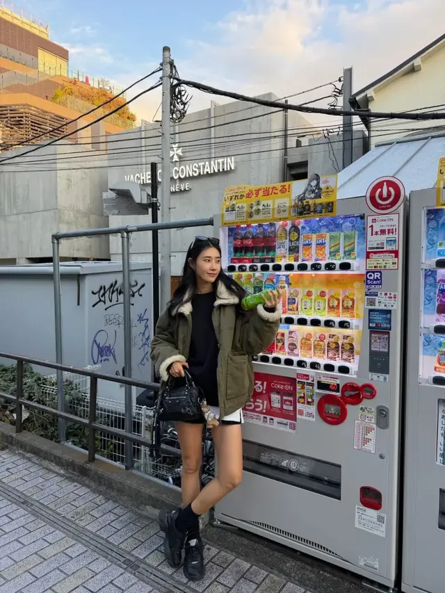 은행나무 잎이 흩날리는 도쿄 골목에서 감성적인 포즈를 취하고 있는 안근영의 모습. /사진=안근영 인스타그램