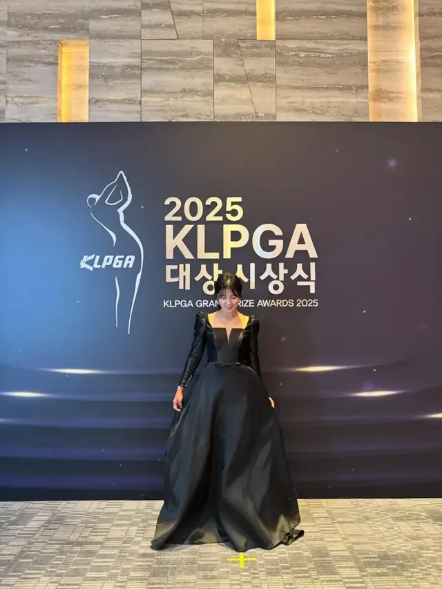박현경 선수가 2025 KLPGA 대상 시상식에서 블랙 롱 드레스를 입고 우아한 포즈를 취하고 있다. /사진=박현경 인스타그램
