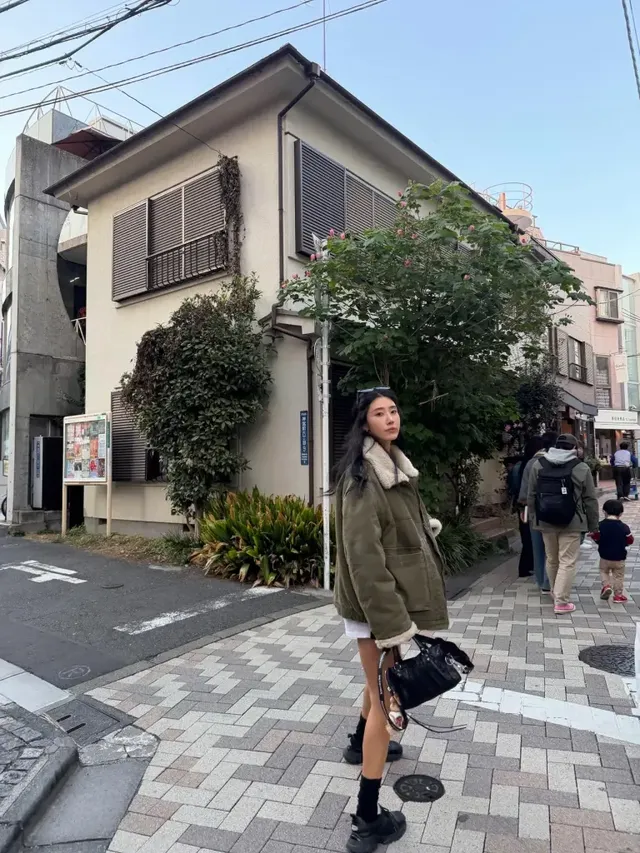 카키 양털 카라 점퍼와 화이트 쇼츠, 블랙 스니커즈를 매치해 스트리트 무드를 연출한 안근영의 전신 스타일링. /사진=안근영 인스타그램