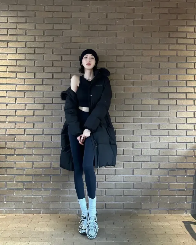 이다희가 벽돌 배경 앞에서 올블랙 롱 패딩과 레깅스로 모던한 겨울 애슬레저 룩을 선보인다. /사진=이다희 인스타그램