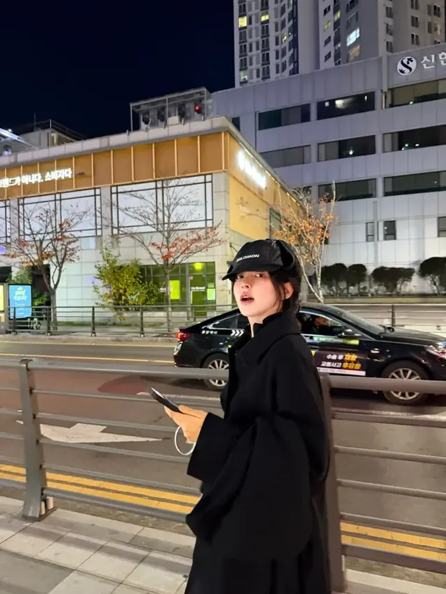 신수현이 노란 국화밭에서 비드 장식 비니와 올블랙 애슬레저 룩으로 가을의 정취를 만끽하는 모습이다. /사진=신수현 인스타그램