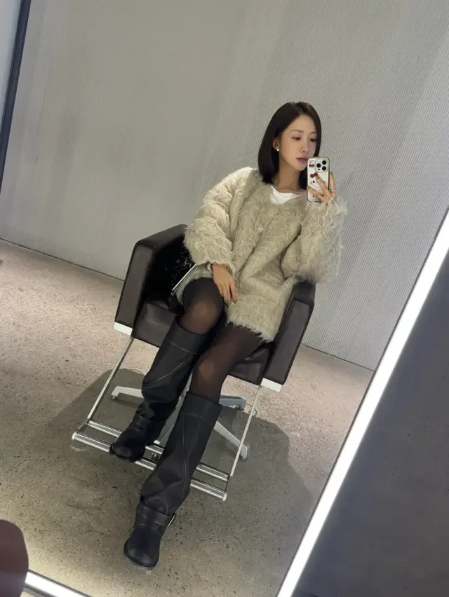 상의와 하의의 절묘한 실루엣 대비로 트렌디한 룩을 완성한 조승희의 전신 컷. /사진=조승희 인스타그램