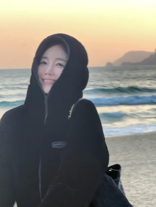 기은세가 노을 지는 겨울 바다를 배경으로 벨벳 패딩룩을 선보이고 있다. /사진=기은세 인스타그램