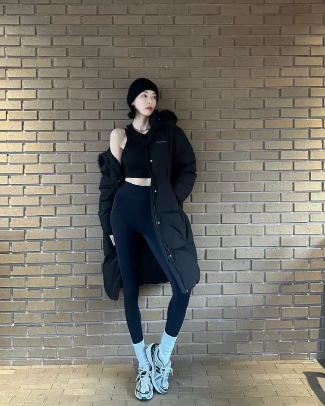 풍성한 퍼 트리밍 후드 롱 패딩과 슬림한 레깅스를 매치하여 시크한 실루엣을 강조한 이다희의 모습이다. /사진=이다희 인스타그램