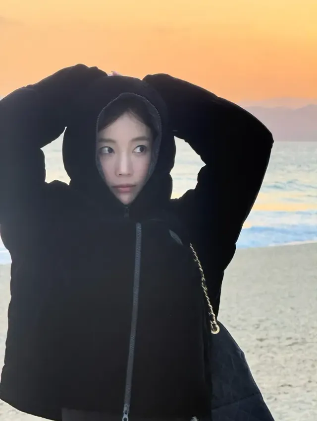 [캡션3] 따뜻한 패딩과 함께 겨울 바다의 고요한 정취를 만끽하는 기은세의 감성적인 순간이다. /사진=기은세 인스타그램