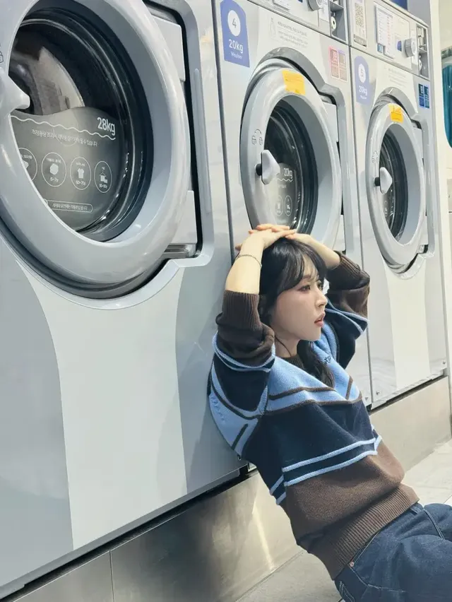 문별이 세탁소에서 포근한 브라운 배색 니트를 입고 무심한 듯 시크한 매력을 발산하고 있다. /사진=문별 인스타그램