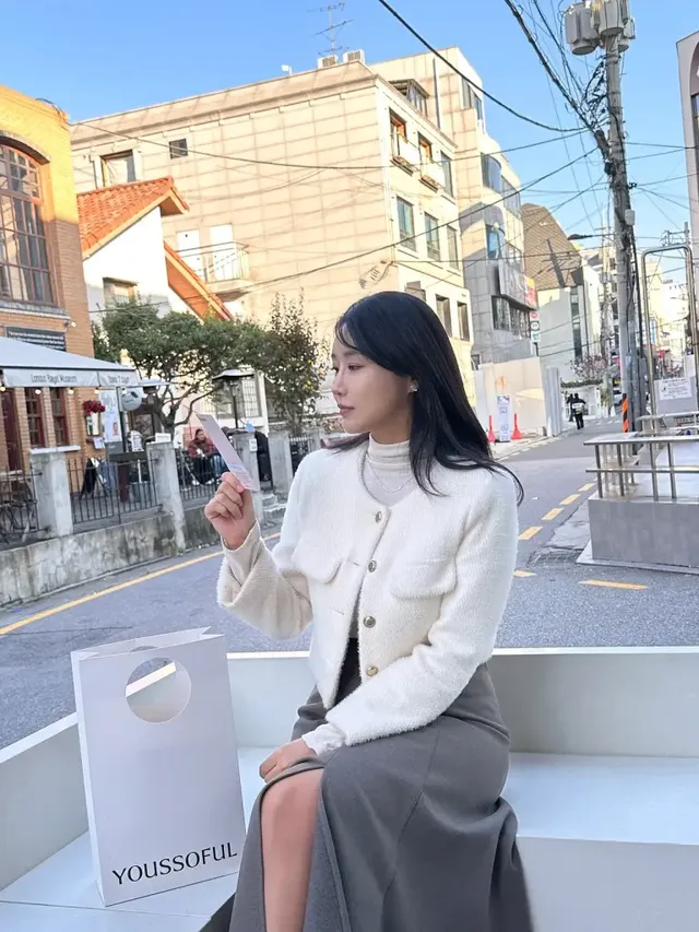  거리에서 유다연이 우아한 아이보리 퍼 재킷과 그레이 롱스커트로 미니멀하면서도 세련된 겨울 패션을 선보이고 있다. /사진=유다연 인스타그램