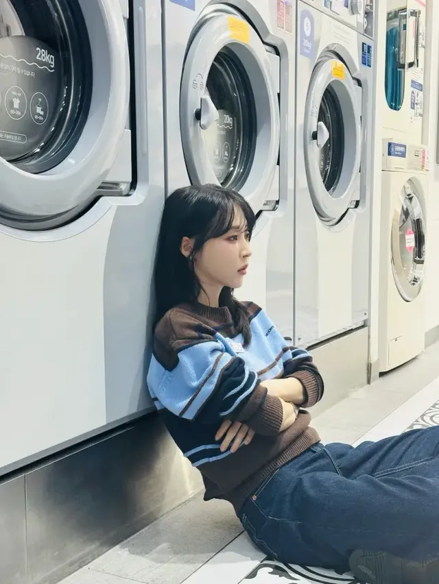 차가운 세탁기들 사이에서 편안한 데님 팬츠와 함께 자연스러운 포즈를 취하며 독보적인 ‘런드리 시크’를 완성한 문별. /사진=문별 인스타그램