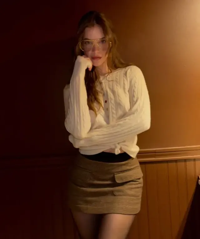  크림색 케이블 니트와 체크 미니스커트로 Y2K 감성을 담아낸 바바라 팔빈의 또 다른 FW 룩. /사진=바바라 팔빈 인스타그램