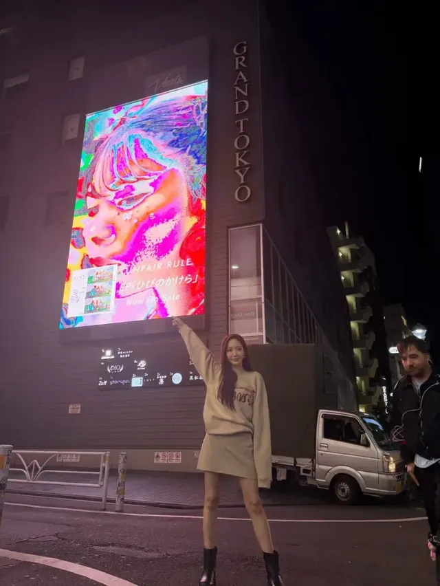 톤온톤 베이지 맨투맨과 미니스커트 셋업으로 긴 각선미를 강조하며 세련된 겨울 패션을 완성한 박민영. /사진=박민영 인스타그램