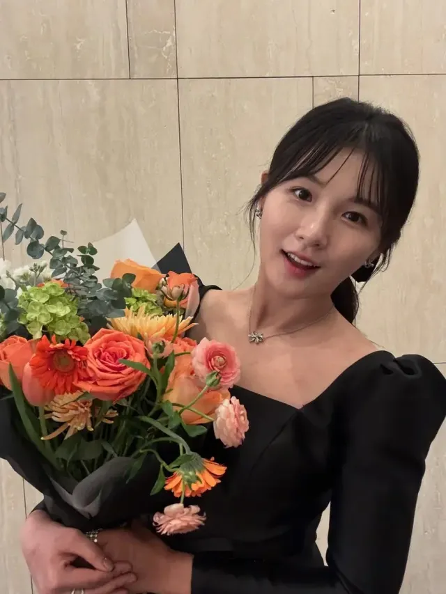 풍성한 꽃다발을 든 박현경이 밝은 미소를 지으며 청량한 매력을 발산하고 있다. /사진=박현경 인스타그램