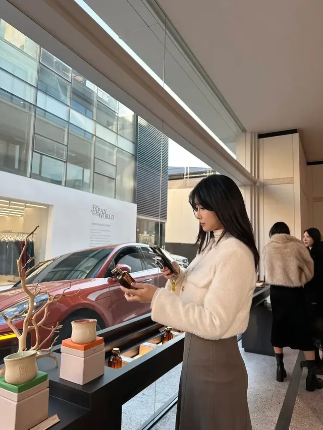 유다연이 YOU SSOFUL 쇼룸 앞 벤치에 앉아 향수와 아이보리 퍼 재킷으로 조용하면서도 따뜻한 겨울 무드를 연출하고 있다. /사진=유다연 인스타그램