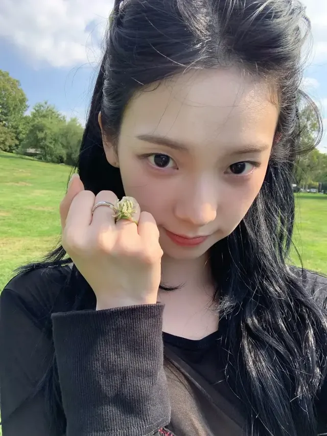 손끝의 작은 계절 오늘은 꽃 한 송이로 충분해 /사진=카리나 인스타그램