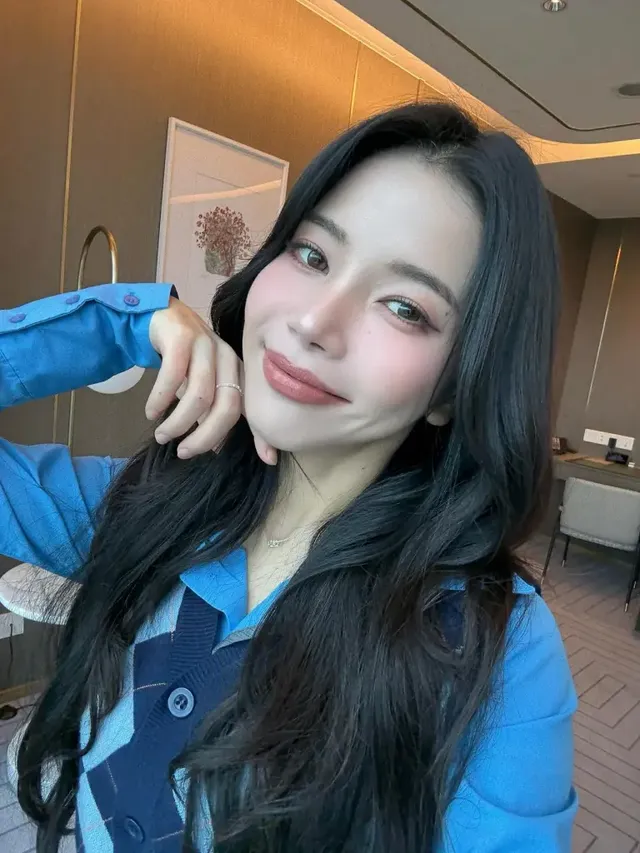 따뜻한 햇살을 배경으로 솔라가 편안하고 부드러운 미소를 지으며 카메라를 응시한다. /사진=솔라 인스타그램