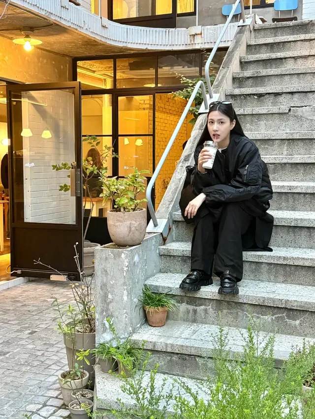 선글라스를 머리에 올린 채 자연스러운 무심함을 연출하며 카메라를 응시하는 오하영. /사진=오하영 인스타그램