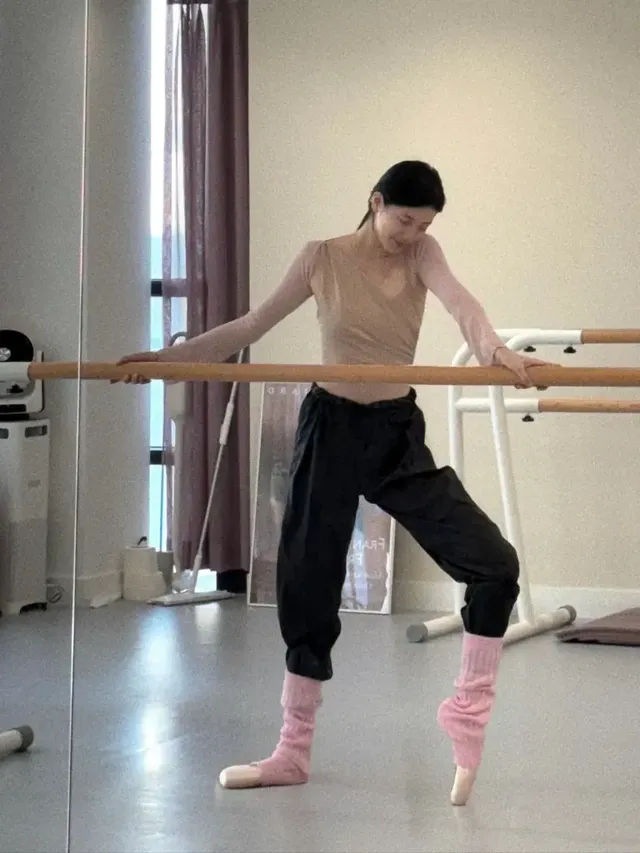 베이지 바디슈트와 블랙 조거 팬츠로 감각적인 믹스매치를 선보인 수지. /사진=수지 인스타그램