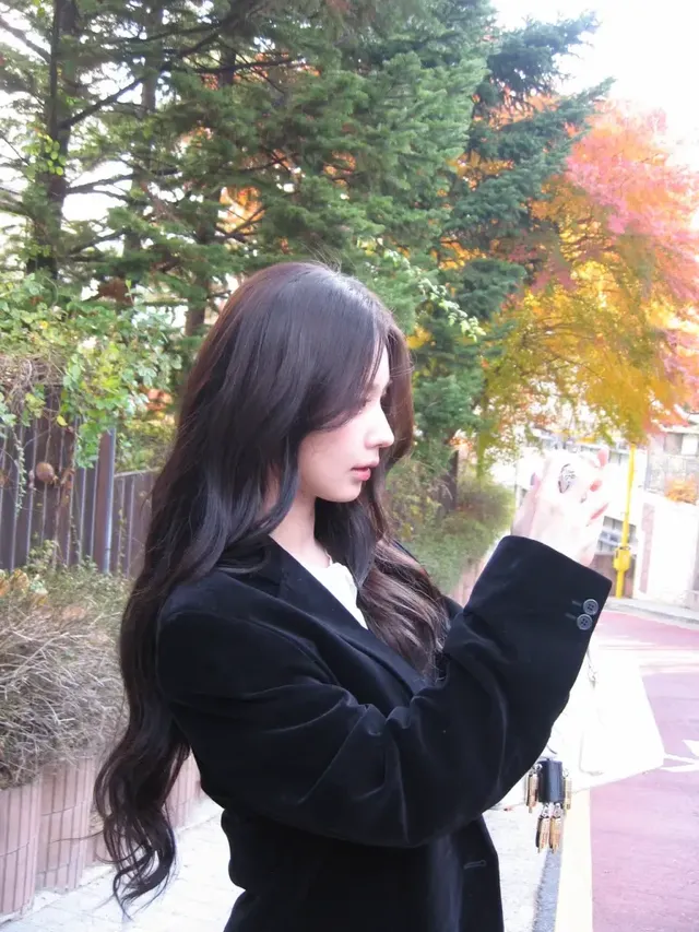 고요한 옆모습과 함께 화이트 스몰 백으로 포인트를 준 미연의 벨벳 재킷 코디가 돋보인다. /사진=미연 인스타그램 