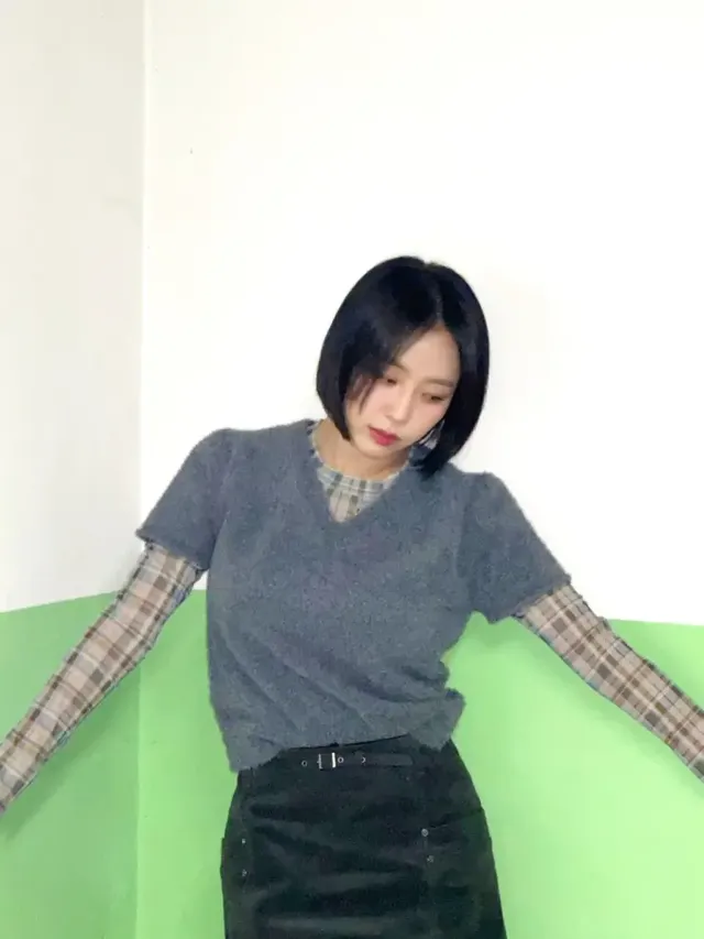 블랙 미니스커트와 타이츠로 완성한 슬림하고 경쾌한 예원의 하의 코디. /사진=예원 인스타그램